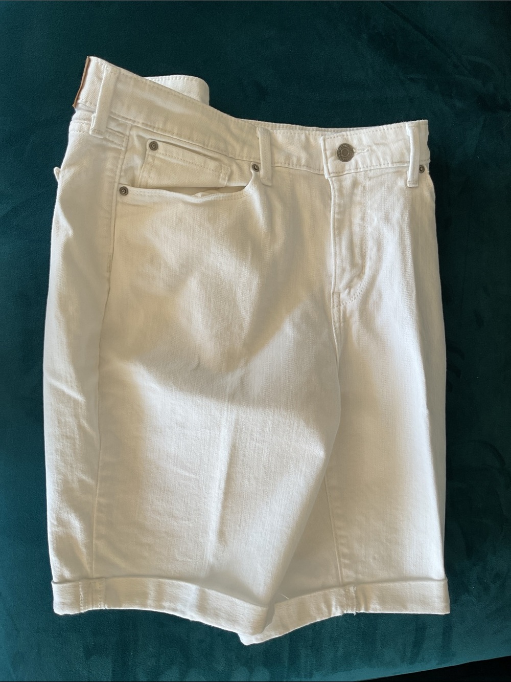 Signature LEVI Strauss BERMUDA shorts (12) like NEW! - Picture 4 of 4